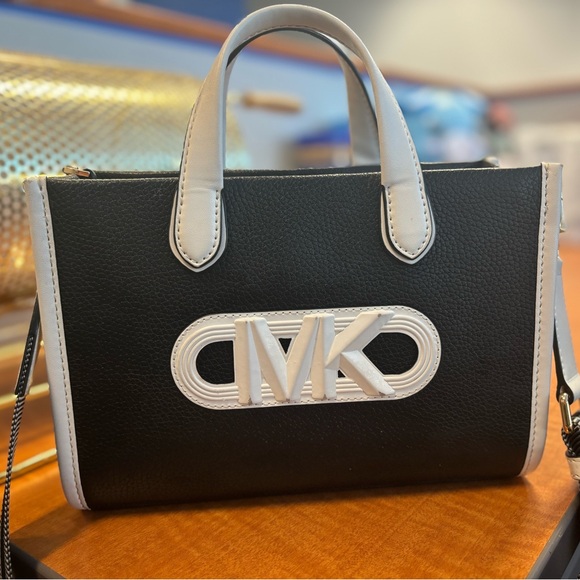 Small Michael Kors purse - Picture 1 of 5